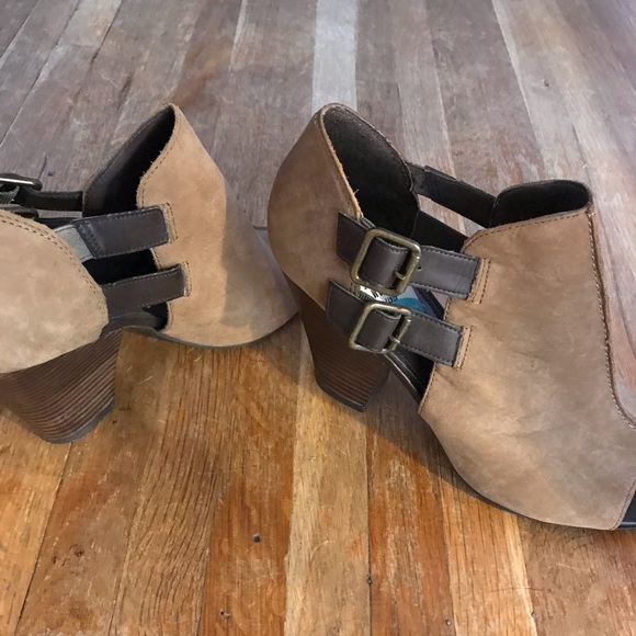 Franco Sarto Peep Toe Heels. - Picture 4 of 7